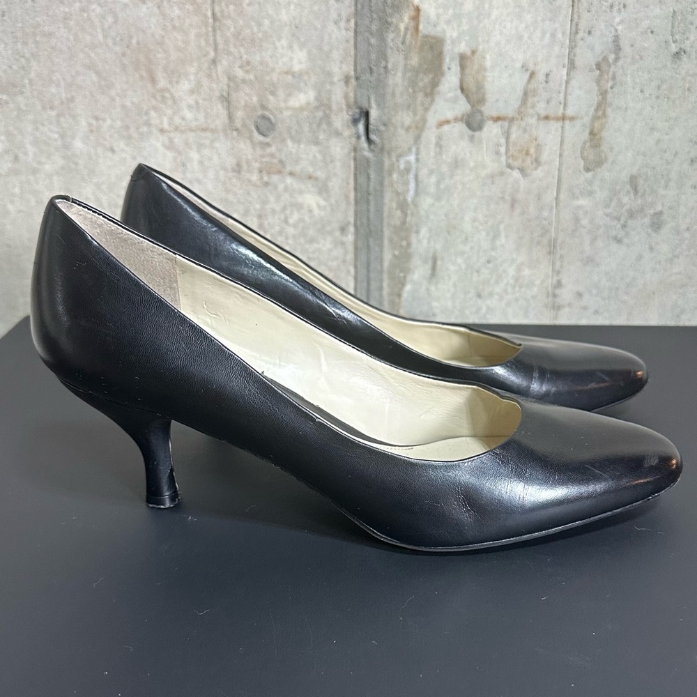 Easy Spirit Black leather round toe mid heel pump w/ rubber sole. Size: US 8